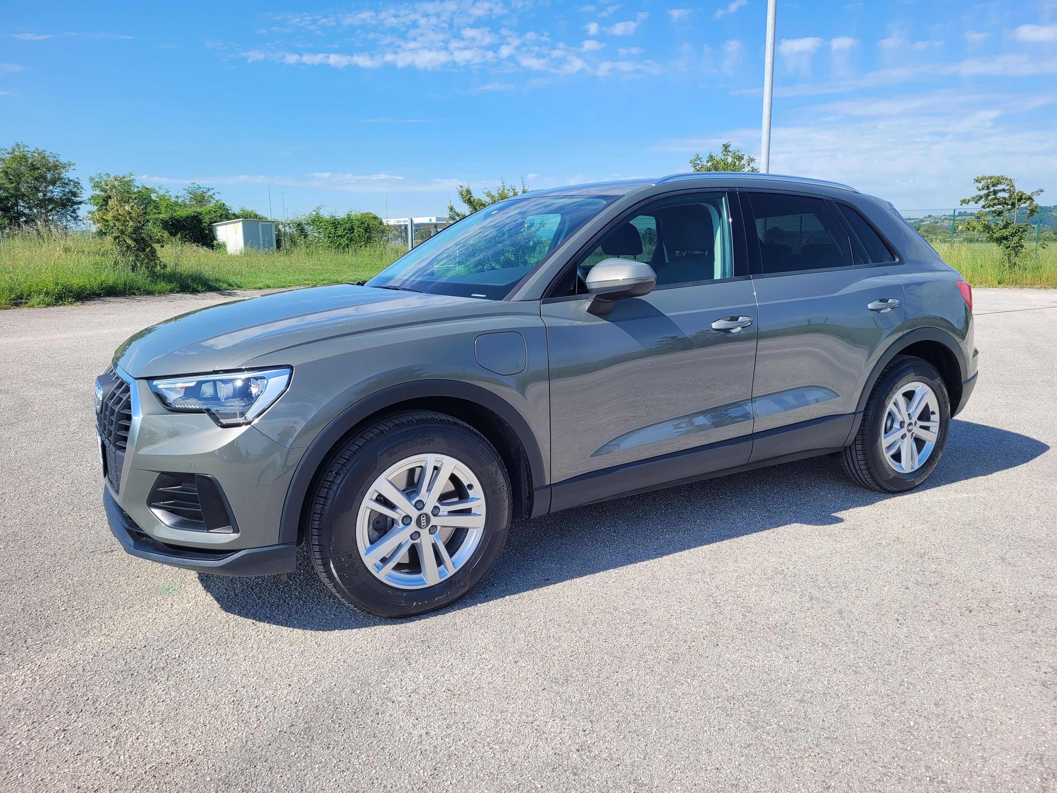 Foto Audi Q3 45 TFSI e S tronic Business